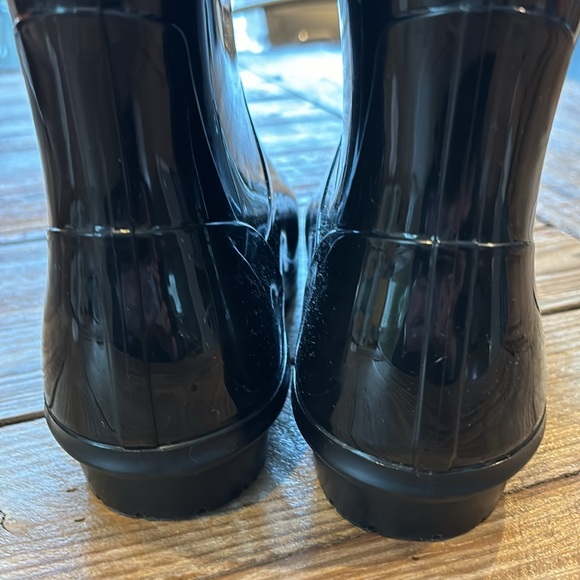 UGG rain boot. Size 8. - Picture 3 of 7